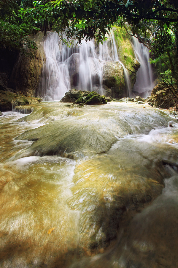 Oenesu Waterfall 5 by Budi Hermawan